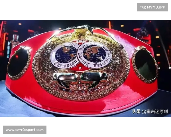 第三回合阿贾巴右手重拳击倒马丁，老将吐出护齿勉强继续比赛